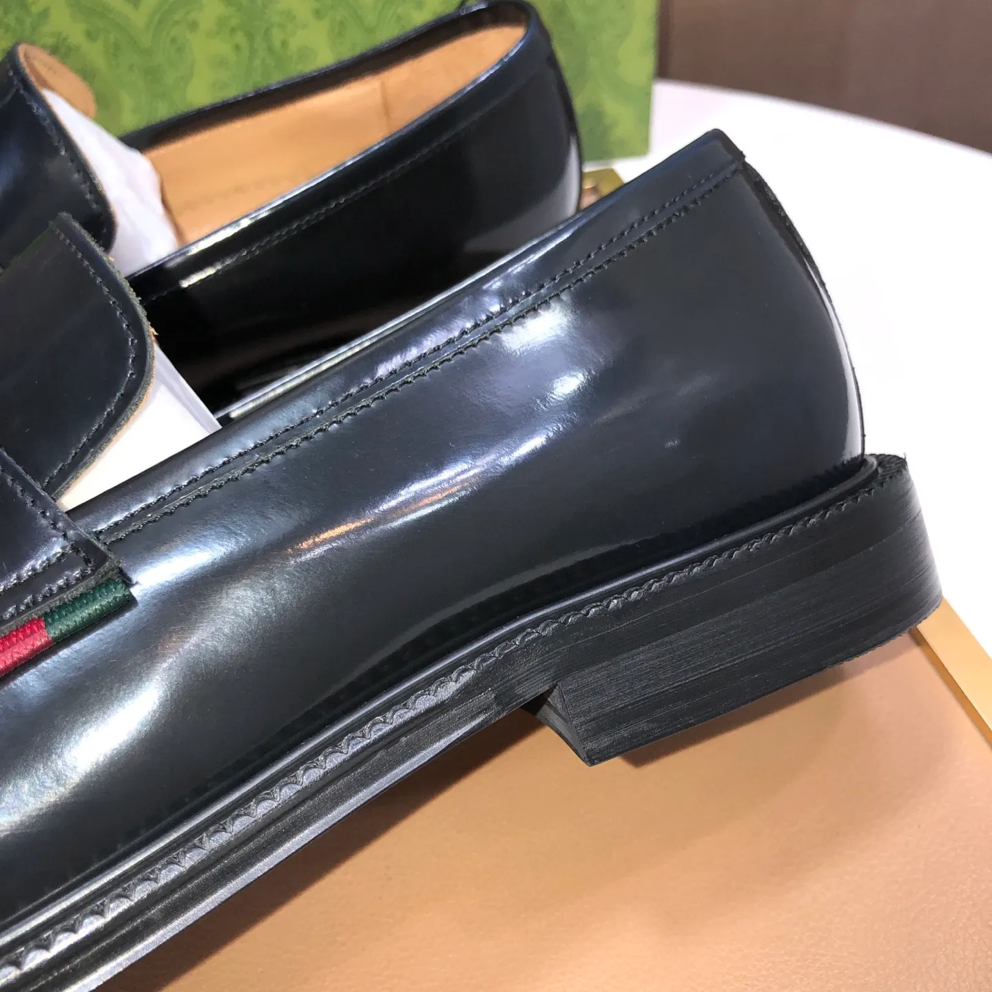 Factory batch 500💰Italy’s top luxury men’s shoe giant (GUCCI) (Gucci) (full cowhide lining) new arrival🍃Original European style🔰 Pleasant to the eye😍In order to make the shoes more durable and non-deformable🌀The production continues to follow traditional methods but there is still no lack of innovation💪The original sheepskin is selected for the leather♻️Smooth, natural and extra bright⭐Made of imported cowhide The rich man’s first choice 38-45 (45 customized)